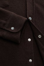 Nahaufnahme aus schräger Perspektive des B.F. Knitwear Cashmere Strickhemd Kent-Kragen dunkelbraun mit weichem Griff, Slim Fit, Druckknopfleiste und Sportmanschette.