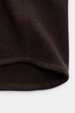 Nahaufnahme des B.F. Knitwear Cashmere Strickhemd Kent-Kragen dunkelbraun, feines Strickbild, weicher Griff, gerundeter Saum, Detailansicht des hochwertigen Strickstoffs.