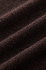 Nahaufnahme des feinen Strickbilds des B.F. Knitwear Cashmere Strickhemd Kent-Kragen dunkelbraun aus reinem Cashmere, fotografiert aus der Detailperspektive.