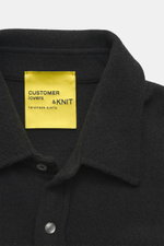 B.F. Knitwear Cashmere Strickhemd Kent-Kragen schwarz, Detailaufnahme von oben, reiner Cashmere, weicher Griff, Slim Fit, Druckknopfleiste, gerundeter Saum.