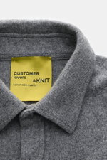 Nahaufnahme von B.F. Knitwear Cashmere Strickhemd Kent-Kragen grau meliert, Perspektive auf den weichen Kent-Kragen aus reinem Cashmere.