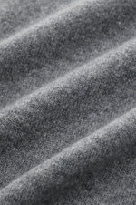 Nahaufnahme des feinen Strickbilds in grau meliert, Detailansicht des hochwertigen B.F. Knitwear Cashmere Strickhemd Kent-Kragen, weicher Griff sichtbar.