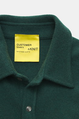 Nahaufnahme aus Frontalperspektive des B.F. Knitwear Cashmere Strickhemd Kent-Kragen dunkelgrün mit weichem Griff, feinem Strickbild und Druckknopfleiste.