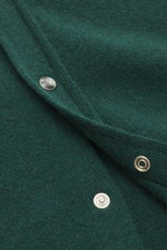 Nahaufnahme des B.F. Knitwear Cashmere Strickhemd Kent-Kragen dunkelgrün, Fokus auf feines Strickbild und Druckknopfleiste, von oben fotografiert.