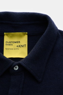 Blick auf den Kent-Kragen eines B.F. Knitwear Cashmere Strickhemd Kent-Kragen navy aus reinem Cashmere, feines Strickbild, sehr weicher Griff.