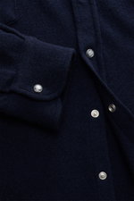 Nahaufnahme von B.F. Knitwear Cashmere Strickhemd Kent-Kragen navy, Perspektive auf Manschette und Druckknöpfe aus reinem Cashmere, Slim Fit, weicher Griff, feines Strickbild.