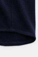 Nahaufnahme des gerundeten Saumverlaufs des B.F. Knitwear Cashmere Strickhemd Kent-Kragen navy in fein gestricktem, weichem Cashmere.