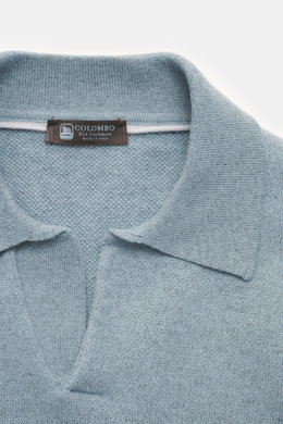 Colombo Cashmere Strickpolo rauchblau meliert, Detailaufnahme von oben, klassischer Polokragen, offene Kragenleiste, feines Strickbild, reiner Kid Cashmere, Slim Fit, sehr weicher Griff, flexible Rippbündchen.