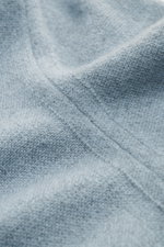 Nahaufnahme des feinen Strickbilds des Colombo Cashmere Strickpolo rauchblau meliert aus reinem Kid Cashmere mit weichem Griff.