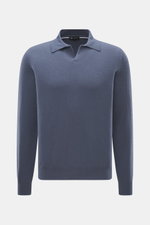 Colombo Cashmere Strickpolo graublau, frontale Nahaufnahme, Slim Fit, klassischer Polokragen, offene Kragenleiste, feines Strickbild, weicher Kid Cashmere.