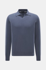 Colombo Cashmere Strickpolo graublau, frontale Nahaufnahme, Slim Fit, klassischer Polokragen, offene Kragenleiste, feines Strickbild, weicher Kid Cashmere.