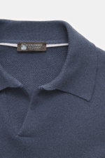 Colombo Cashmere Strickpolo graublau, Detailaufnahme von oben, feiner Strick, klassischer Polokragen, reiner Kid Cashmere, Slim Fit, weicher Griff.