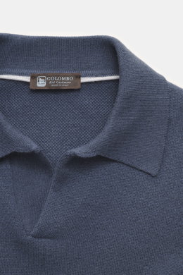 Colombo Cashmere Strickpolo graublau, Detailaufnahme von oben, feiner Strick, klassischer Polokragen, reiner Kid Cashmere, Slim Fit, weicher Griff.