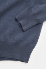 Nahaufnahme des graublauen Colombo Cashmere Strickpolo-Sleeves mit feinem Strickbild und flexiblem Rippbündchen aus reinem Kid Cashmere.
