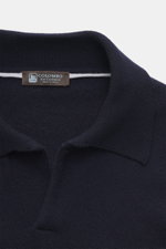 Nahaufnahme von Colombo Cashmere Strickpolo navy aus feinstem Kid Cashmere mit klassischem Polokragen und offenem Kragen, Slim Fit.