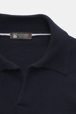 Nahaufnahme von Colombo Cashmere Strickpolo navy aus feinstem Kid Cashmere mit klassischem Polokragen und offenem Kragen, Slim Fit.