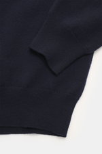 Colombo Cashmere Strickpolo navy, Detailaufnahme von Ärmel und Bund, Slim Fit, reiner Kid Cashmere, weicher Griff, feines Strickbild, flexible Rippbündchen.