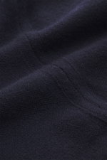 Nahaufnahme des feinen Strickbildes des Colombo Cashmere Strickpolo navy aus reinem Kid Cashmere mit weichem Griff.