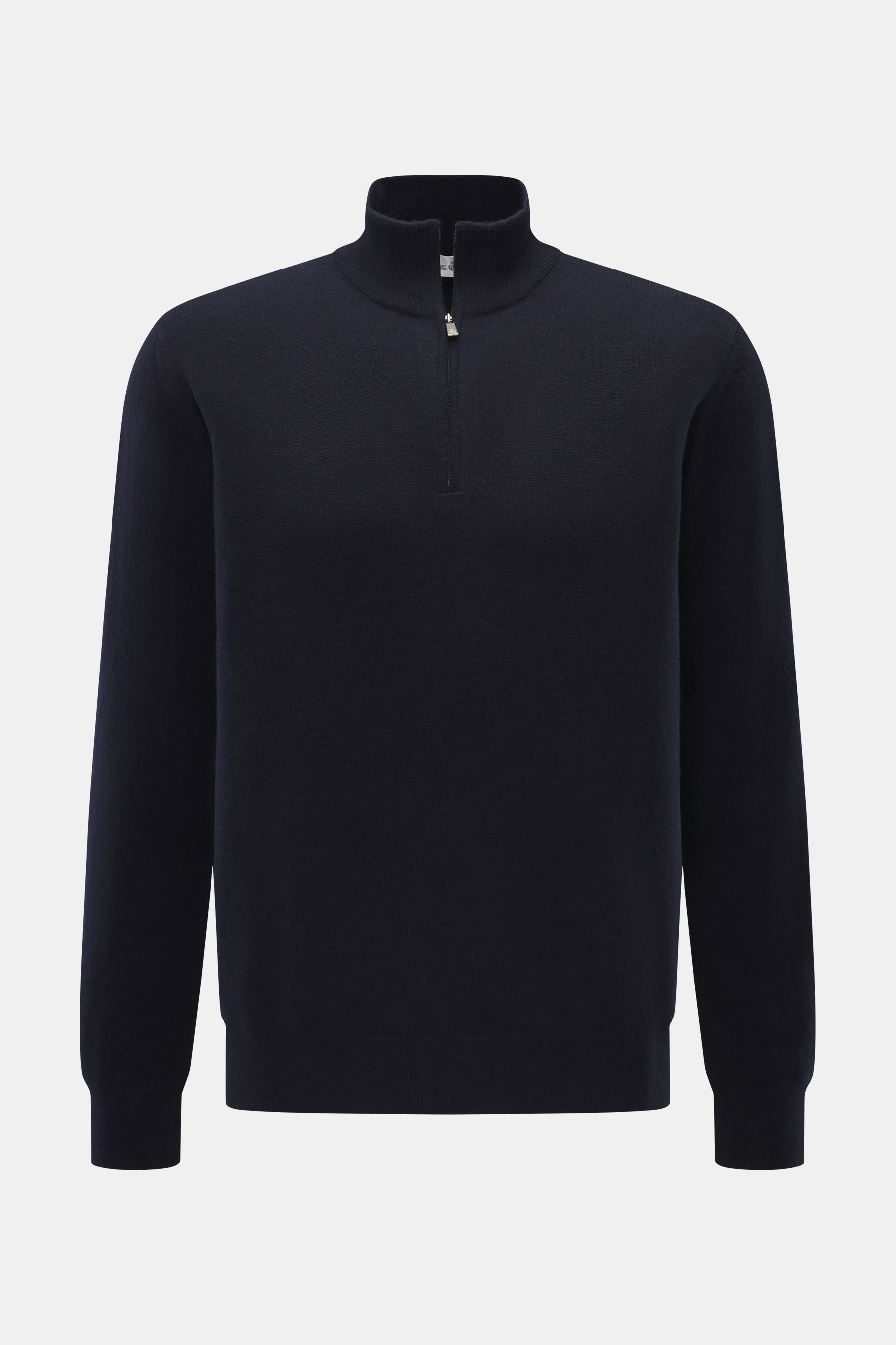 Della Ciana Troyer navy, frontal fotografiert, Regular Fit, Mix aus Cashmere und Merinowolle, weicher Griff, feines Strickbild, Troyer-Kragen mit Reißverschluss, flexible Rippbündchen.