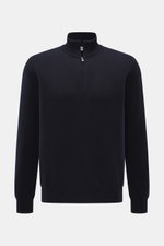 Della Ciana Troyer navy, frontal fotografiert, Regular Fit, Mix aus Cashmere und Merinowolle, weicher Griff, feines Strickbild, Troyer-Kragen mit Reißverschluss, flexible Rippbündchen.
