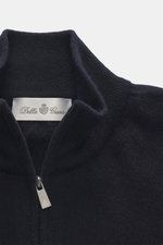 Della Ciana Troyer navy Detailaufnahme von oben zeigt Troyer-Kragen mit Reißverschluss, feines Strickbild, weicher Griff aus Cashmere-Merinowolle, Regular Fit, flexible Rippbündchen.