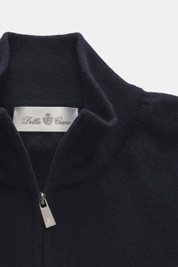 Della Ciana Troyer navy Detailaufnahme von oben zeigt Troyer-Kragen mit Reißverschluss, feines Strickbild, weicher Griff aus Cashmere-Merinowolle, Regular Fit, flexible Rippbündchen.