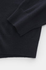 Nahaufnahme des Ärmels und Bundes des Della Ciana Troyer navy aus Cashmere-Merinowolle, weicher Griff, feines Strickbild, Regular Fit, flexible Rippbündchen.