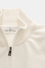 Della Ciana Troyer creme, Detailaufnahme von oben, Troyer-Kragen mit Reißverschluss, feines Strickbild, weicher Griff, Mix aus Cashmere und Merinowolle, Regular Fit, flexible Rippbündchen.