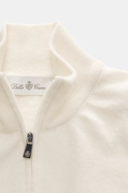 Della Ciana Troyer creme, Detailaufnahme von oben, Troyer-Kragen mit Reißverschluss, feines Strickbild, weicher Griff, Mix aus Cashmere und Merinowolle, Regular Fit, flexible Rippbündchen.