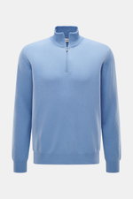 Della Ciana Troyer hellblau aus Cashmere-Merinowolle, weicher Griff, feines Strickbild, Regular Fit, Troyer-Kragen mit Reißverschluss, flexible Rippbündchen, Frontansicht.