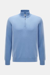 Della Ciana Troyer hellblau aus Cashmere-Merinowolle, weicher Griff, feines Strickbild, Regular Fit, Troyer-Kragen mit Reißverschluss, flexible Rippbündchen, Frontansicht.