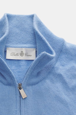 Nahaufnahme des hellblauen Della Ciana Troyer aus Cashmere-Merinowolle, weicher Griff, feines Strickbild, Regular Fit, Troyer-Kragen mit Reißverschluss, flexible Rippbündchen, von oben fotografiert.