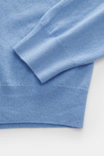 Nahaufnahme des Ärmel- und Bundbereichs des Della Ciana Troyer hellblau in feinem Strickbild, Regular Fit, weicher Griff, aus Cashmere-Merinowolle, flexible Rippbündchen.