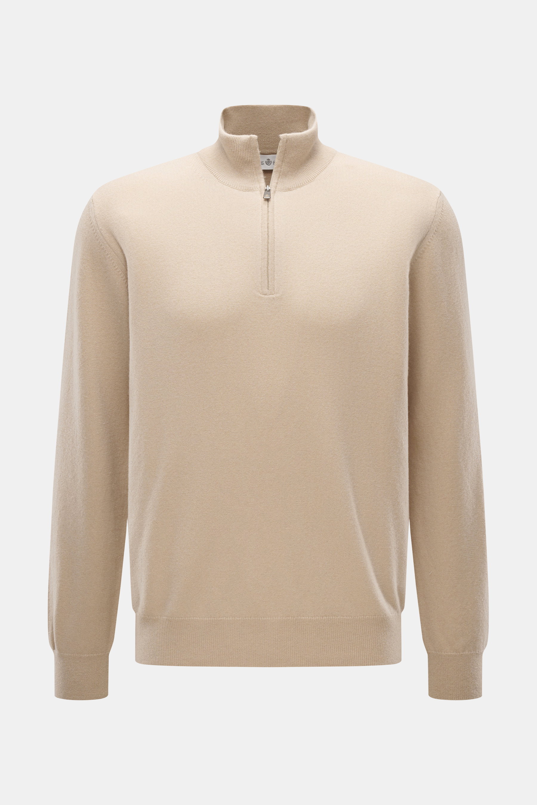 Della Ciana Troyer beige, frontal fotografiert, mit Troyer-Kragen und Reißverschluss, Regular Fit, feinem Strickbild, weichem Griff, Mix aus Cashmere und Merinowolle, flexible Rippbündchen.