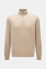 Della Ciana Troyer beige, frontal fotografiert, mit Troyer-Kragen und Reißverschluss, Regular Fit, feinem Strickbild, weichem Griff, Mix aus Cashmere und Merinowolle, flexible Rippbündchen.