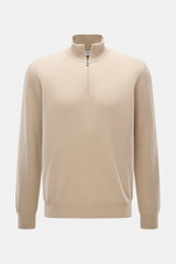Della Ciana Troyer beige, frontal fotografiert, mit Troyer-Kragen und Reißverschluss, Regular Fit, feinem Strickbild, weichem Griff, Mix aus Cashmere und Merinowolle, flexible Rippbündchen.