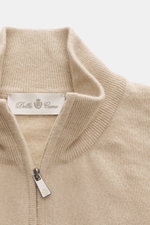 Della Ciana Troyer beige in Nahaufnahme von oben, Mix aus Cashmere und Merinowolle, weicher Griff, feines Strickbild, Regular Fit, Troyer-Kragen mit Reißverschluss, flexible Rippbündchen.