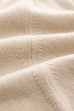 Nahaufnahme des feinen Strickbilds vom Della Ciana Troyer beige, Mix aus Cashmere und Merinowolle, weicher Griff, Regular Fit, Troyer-Kragen mit Reißverschluss, flexible Rippbündchen.