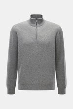 Della Ciana Troyer grau meliert, frontale Nahaufnahme, Mix aus Cashmere und Merinowolle, weicher Griff, feines Strickbild, Regular Fit, Troyer-Kragen mit Reißverschluss, flexible Rippbündchen.