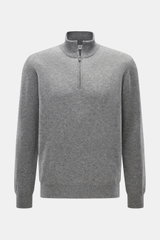 Della Ciana Troyer grau meliert, frontale Nahaufnahme, Mix aus Cashmere und Merinowolle, weicher Griff, feines Strickbild, Regular Fit, Troyer-Kragen mit Reißverschluss, flexible Rippbündchen.