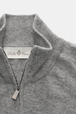 Nahaufnahme von Della Ciana Troyer grau meliert mit Troyer-Kragen und Reißverschluss, Regular Fit, weicher Griff, feinem Strickbild, Mix aus Cashmere und Merinowolle, flexible Rippbündchen, aus leicht schräger Perspektive.