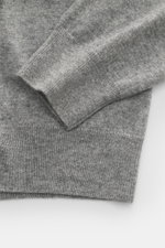 Nahaufnahme des Ärmels mit flexiblem Rippbündchen des Della Ciana Troyer grau meliert, Mix aus Cashmere und Merinowolle, weicher Griff, feines Strickbild, Regular Fit, Troyer-Kragen mit Reißverschluss.