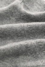Nahaufnahme des feinen Strickbilds vom Della Ciana Troyer grau meliert, Mix aus Cashmere und Merinowolle, weicher Griff, Regular Fit, Troyer-Kragen mit Reißverschluss, flexible Rippbündchen, aus perspektivischer Detailansicht.