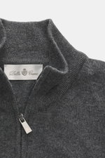 Della Ciana Troyer dunkelgrau meliert, Detailfoto von oben auf Troyer-Kragen mit Reißverschluss, feines Strickbild, Mix aus Cashmere und Merinowolle, weicher Griff, Regular Fit, flexible Rippbündchen.