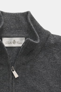 Della Ciana Troyer dunkelgrau meliert, Detailfoto von oben auf Troyer-Kragen mit Reißverschluss, feines Strickbild, Mix aus Cashmere und Merinowolle, weicher Griff, Regular Fit, flexible Rippbündchen.