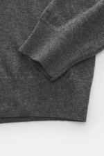 Della Ciana Troyer dunkelgrau meliert, Detailansicht von Ärmel und Bund, Mix aus Cashmere und Merinowolle, weicher Griff, feines Strickbild, Regular Fit, Troyer-Kragen mit Reißverschluss, flexible Rippbündchen.
