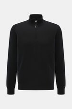 Della Ciana Troyer schwarz, frontale Nahaufnahme, Mix aus Cashmere und Merinowolle, weicher Griff, feines Strickbild, Regular Fit, Troyer-Kragen mit Reißverschluss, flexible Rippbündchen.