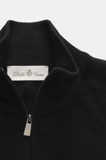 Della Ciana Troyer schwarz aus schräger Nahaufnahme, Mix aus Cashmere und Merinowolle, weicher Griff, feines Strickbild, Regular Fit, Troyer-Kragen mit Reißverschluss, flexible Rippbündchen.