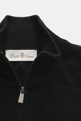 Della Ciana Troyer schwarz aus schräger Nahaufnahme, Mix aus Cashmere und Merinowolle, weicher Griff, feines Strickbild, Regular Fit, Troyer-Kragen mit Reißverschluss, flexible Rippbündchen.