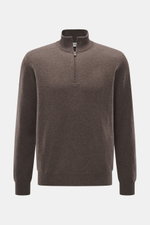 Frontale Nahaufnahme des Della Ciana Troyer graubraun meliert aus Cashmere und Merinowolle mit softem Griff, feinem Strickbild, Regular Fit, Troyer-Kragen mit Reißverschluss und flexiblen Rippbündchen.